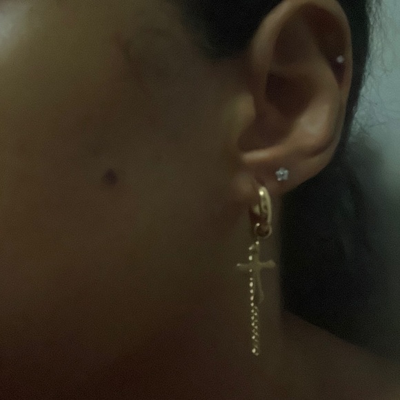 Mega Earrings in gold cross chain mini hoops - Picture 7 of 9